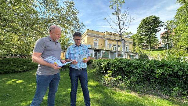 Zwei Männer stehen vor einer Villa