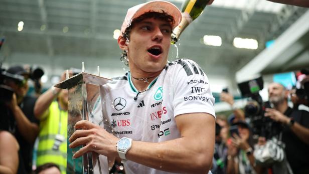 Kimi Antonelli bekommt Champagner in den Kragen geschüttet.