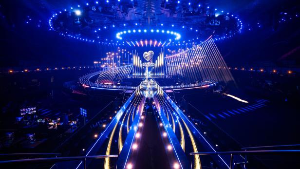 Große, futuristische Bühne mit vielen blauen Lichtern und dem Eurovision Song Contest Logo im Hintergrund.