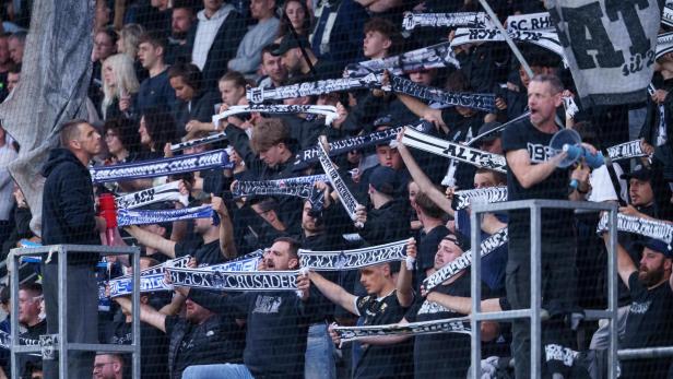 Fußballfans auf einer Tribüne