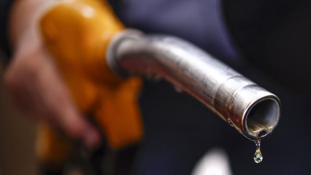 Oil price tops 100 USD a barrel as US blockade of the Strait of Hormuz begins