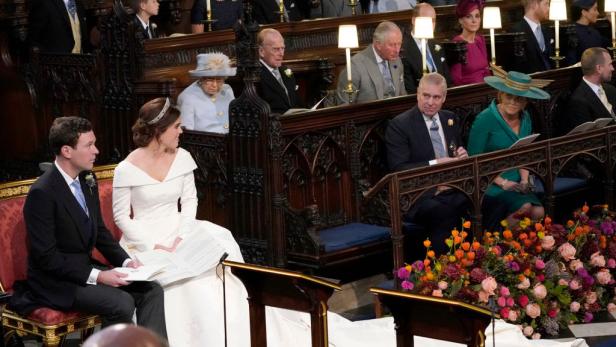 Prinzessin Eugenie und Jack Brooksbank am Tag ihrer Hochzeit in der Kirche. In der ersten Reihe sitzen Ex-Prinz Andrew und Sarah Ferguson. Dahinter Queen Elizabeth. Der Sitzplatz direkt vor ihr ist leer.