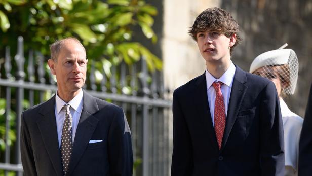 James, Earl of Wessex, und sein Vater Prinz Edward gehen nebeneinander im Anzug bei einer öffentlichen Veranstaltung.