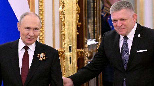 Russlands Präsident Wladimir Putin  am 9. Mai 2025 im Kreml in Moskau mit dem slowakischen Premier Robert Fico. 