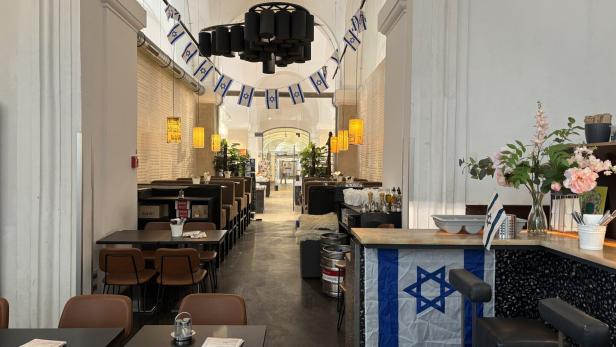 Innenraum MQ Kantine mit israelischen Flaggen