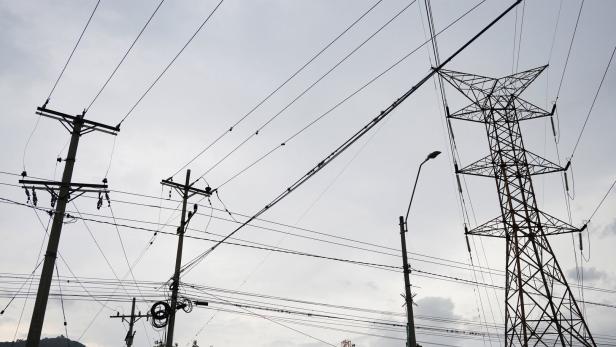 Colombia halts electricity sales to Ecuador and imposes tariffs in trade, drug trafficking spat
