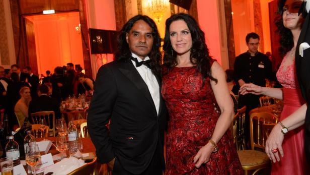 Christine Neubauer und ihr Partner José Campos festlich gekleidet. 