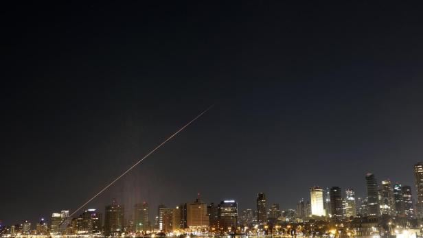  Israels Luftabwehrsystem "Iron Dome“ fängt Geschosse über Tel Aviv, Israel, am 3. März 2026 ab. 