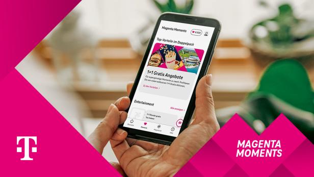 Eine Person hält ein Smartphone mit geöffneter Magenta Moments App und Angeboten in der Hand.