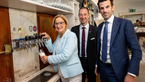 Mikl-Leitner und Landbauer im Wirtshaus