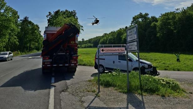 Ein Feuerwehrfahrzeug neben einem Unfallfahrzeug