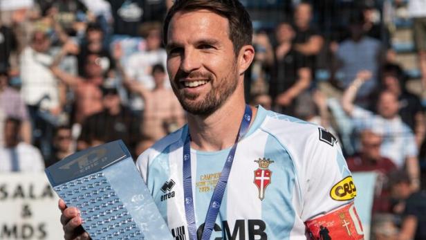 Robert Gucher mit der Meistertrophäe für den Titelgewinn in der italienischen Serie D