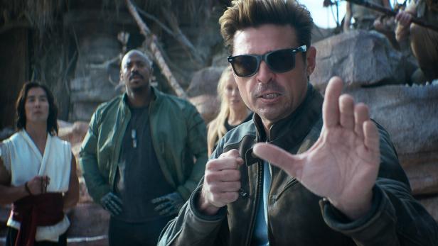 Karl Urban als Johnny Cage mit Sonnenbrille.