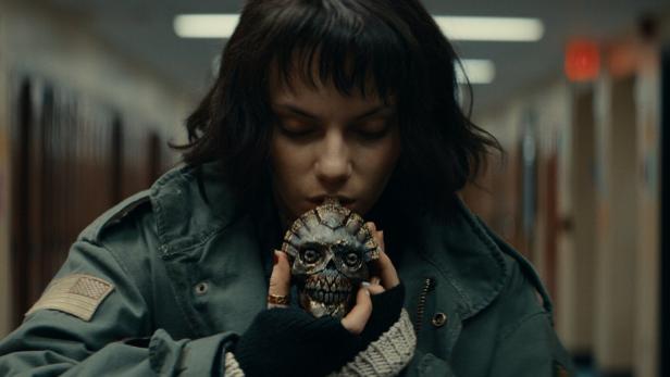 Dafne Keen und die Todespfeife.