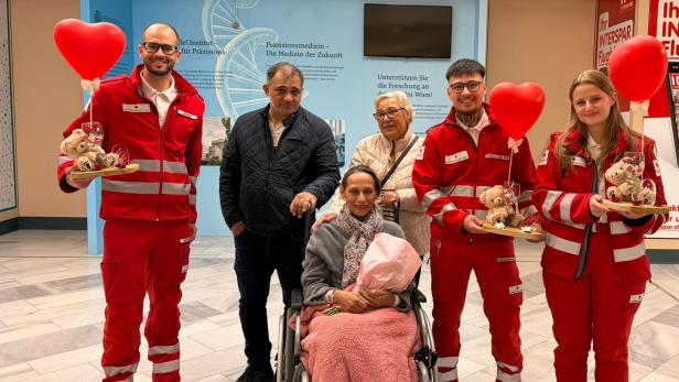 Retter besuchen Patientin