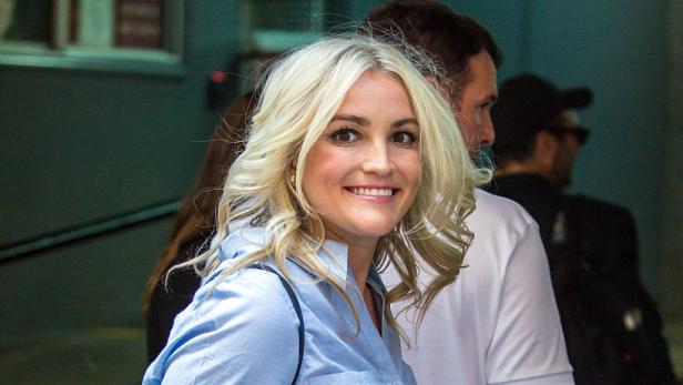 Jamie Lynn Spears mit blonden Haaren lächelt.