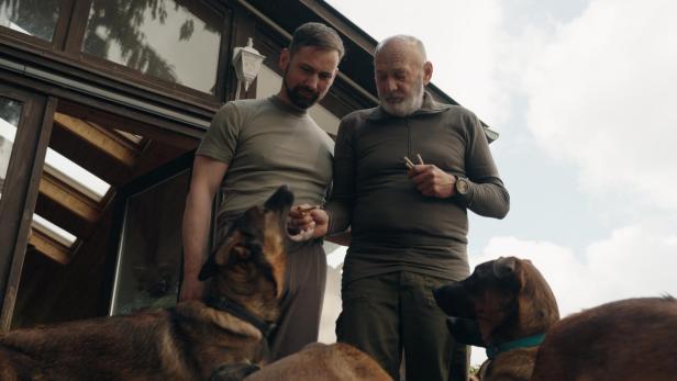 Mario und Charles Falak-Eismayer füttern ihre acht Schäferhunde