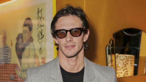 Jake Hall in einem Anzug und mit Sonnenbrille