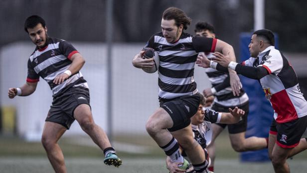 Ein österreichischer Rugby-Spieler trägt den Ball.