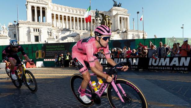 Der Brite Simon Yates beim Giro d’Italia im Rosa Trikot. 