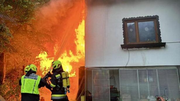 Holzanbau in Flammen