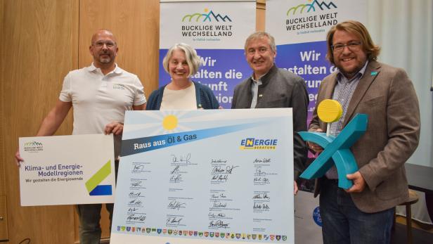 Vier Personen mit einer Tafel in den Händen.