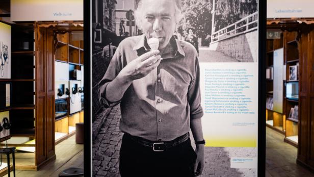 Der Schriftsteller Thomas Bernhard isst ein Eis; Fotos aus der Ausstellung im Wiener Literaturmuseum