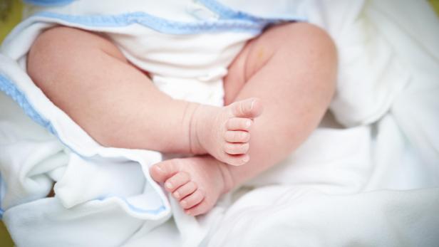 Das Bild zeigt die Füße eines Babys.