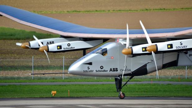Solarflugeug Solar Impulse 2 über Landebahn