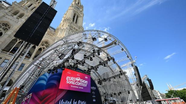Vor dem Wiener Rathaus steht eine Bühne für den Eurovision Song Contest 2026.