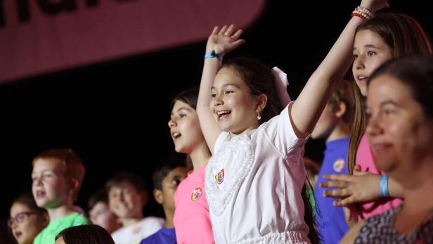 Kinder singen und tanzen