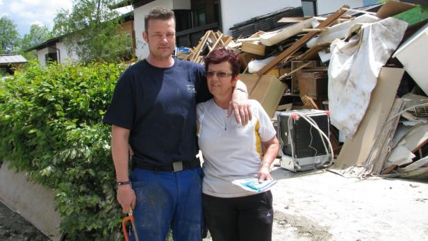 Anita Schwentner und ihr Sohn Andreas gehören zu den am schlimmsten vom Hochwasser Betroffenen in Kössen. Das komplette Erdgeschoss ihres Hauses ist zerstört. 5.6.2013