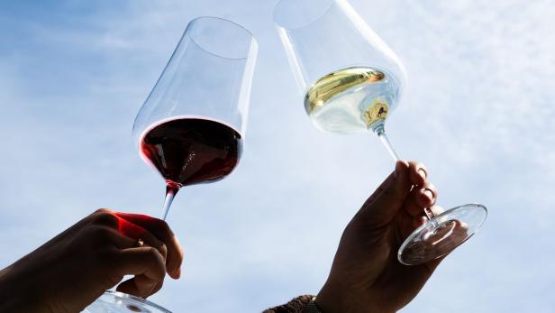 ++ ARCHIVBILD ++ Rot- und Weißwein