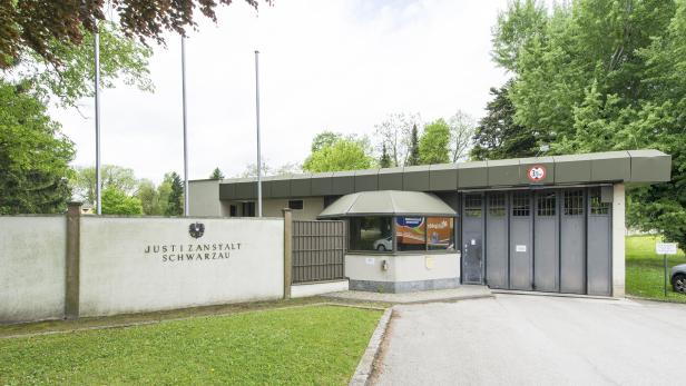 Die Justizanstalt Schwarzau präsentiert sich mit Tor, Wachhäuschen und Mauer.