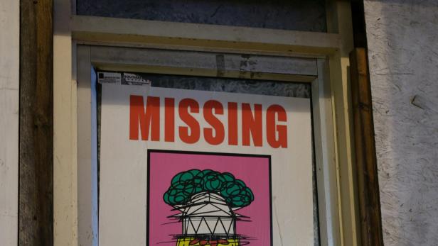 Vermisstenplakat mit roter Aufschrift "Missing"