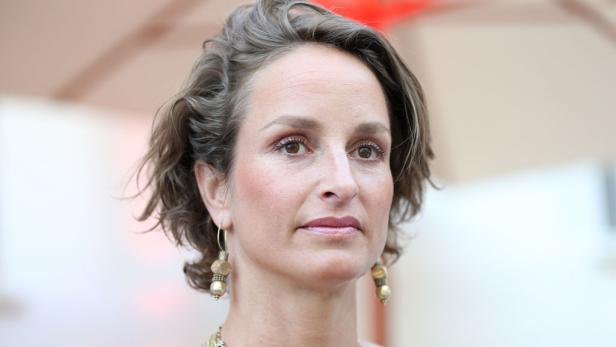 Lara Joy Körner blickt nachdenklich in die Ferne.