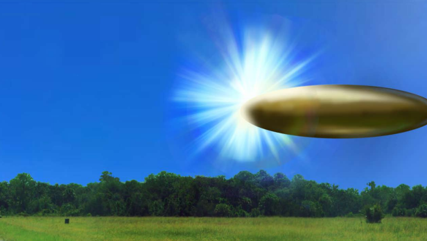 Ein vermeintliches UFO im HImmel dahinter ist die Sonne verborgen, unten sieht man eine grüne Wiese und Wälder