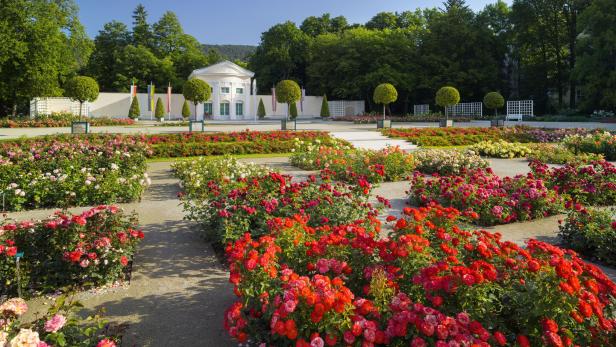 Blumenbeete und ein historisches Gebäude