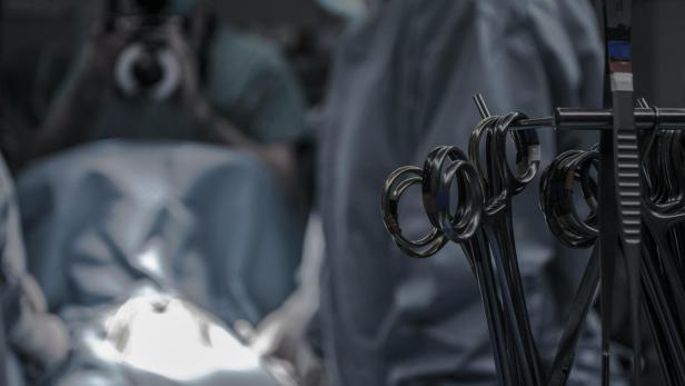 Chirurgische Scheren in der Nähe von Ärzten im Operationssaal