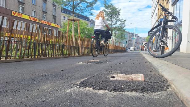 Achtung holprig! Der neue Belag wird schon weggefräst – bald kommt auch eine Künette. Die Arbeiten dauern bis Mitte Juni.