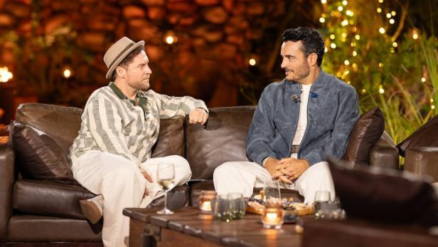 Johannes Oerding (l.) und Giovanni Zarrella sitzen nebeneinander auf einer Couch