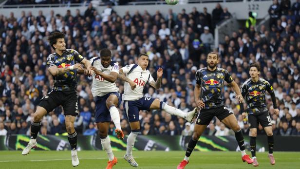 Kevin Danso im Zweikampf im Spiel gegen Leeds.