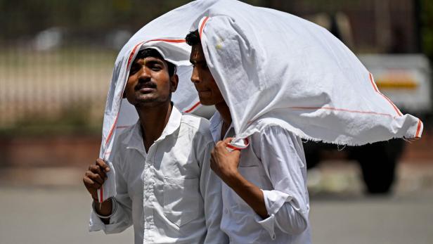 TOPSHOT-INDIA-WEATHER
