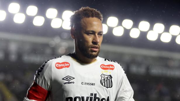 Der brasilianische Fußballer Neymar in einem Stadion.