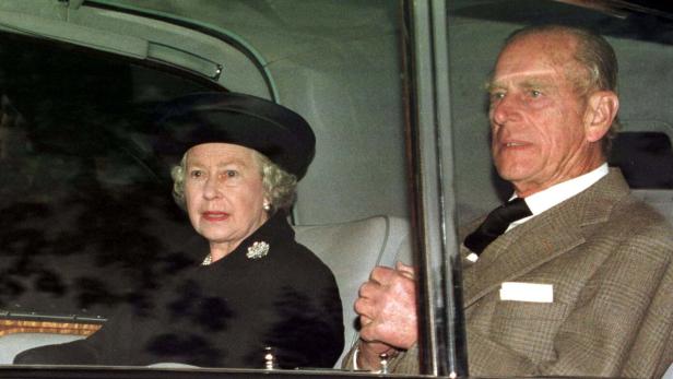 Königin Elisabeth II. und Prinz Philip sitzen in einem Auto.