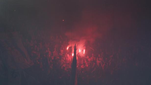 Pyrotechnik auf der Tribüne (Symbolbild).