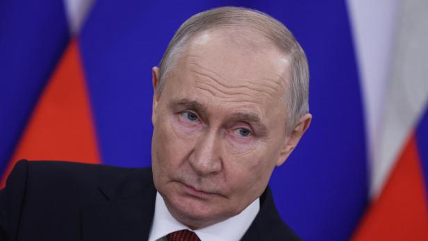 Wladimir Putin vor Russland-Flaggen