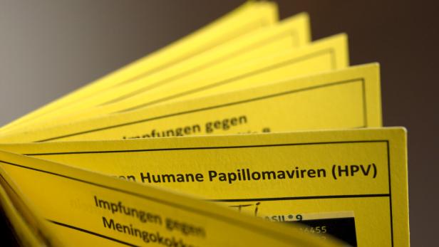 Das Bild zeigt einen gelben Impfpass, mit der Seite für die HPV-Impfung aufgeschlagen.