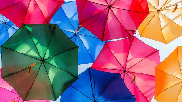 Farbige Regenschirme von unten nach oben fotografiert. 