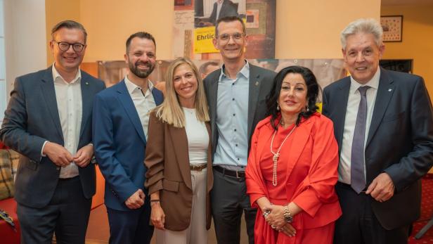 ÖVP-Landesgeschäftsführer Matthias Zauner, Stadtrat Armin Zwazl, Stefanie Tomrle (Listenplatz 2), Bürgermeister Peter Teix, Stadträtin Asita Aschraf und Landtagsabgeordneter Hermann Hauer.